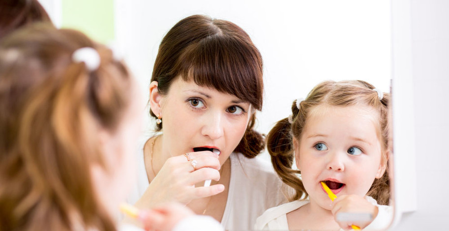 Wie können Sie Kinder zum Zähneputzen bewegen?